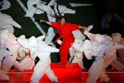 Koreografi Rihanna di Super Bowl 2023 Disorot ARMY: Mirip Run BTS Gak Sih?