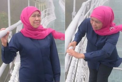 Detik-detik Khofifah Jatuh di Jembatan Kaca Bromo, Posisi Miring Kayak Perosotan Disorot