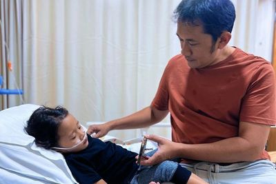 Setelah Bhai Kaba Keluar Ruang ICU, Kini Giliran Anak Kelima Hanung Bramantyo Masuk UGD