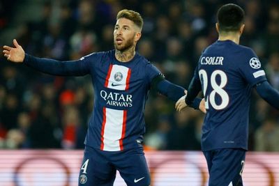 Kesal PSG Dihajar Bayern, Ramos Sikut dan Dorong Fotografer
