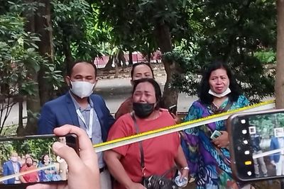 Tangis Pilu Istri Sopir Taksi Online Dibunuh Anggota Densus 88 saat Rekontruksi: Tega Kamu