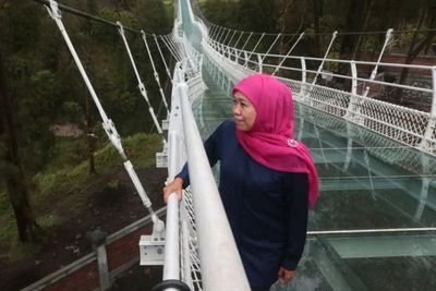 Gubernur Khofifah Jajal Jembatan Kaca Bromo Karya Anak Bangsa: Optimis Tarik Wisatawan