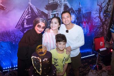 Raffi Ahmad dan Nagita Slavina Dapat Kejutan Ultah dari Karyawan Berbusana Hantu