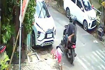 Video CCTV Aksi Penjambretan, Tragisnya Korban Perempuan Terseret hingga 3 Meter