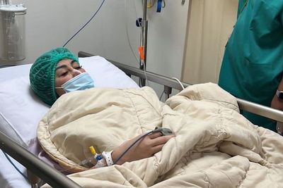 Kondisi Terbaru Ibunda Raffi Ahmad: Belum Bisa Makan, Masih Dipasang Selang