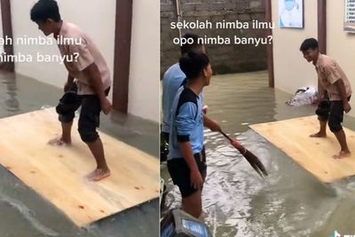 Momen Kocak Siswa SMA Asyik Surfing saat Sekolah Kebanjiran, Berasa Peselancar Handal