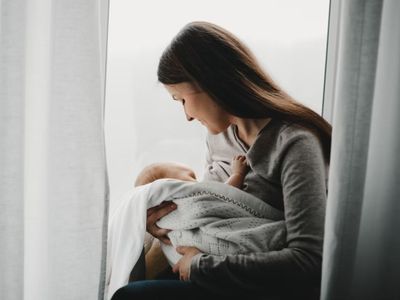 Dokter Imbau Para Bunda Enggak Menyusui Anak saat Mobil Bergerak, Ini Tips Amannya!