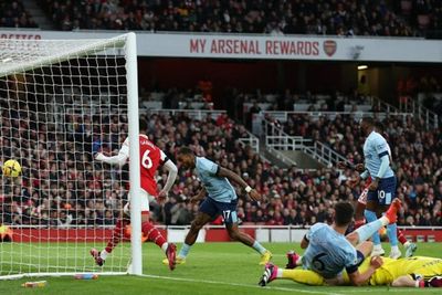 Bikin Blunder Fatal saat Arsenal Diimbangi Brentford, Wasit Liga Inggris Ini Pensiun!