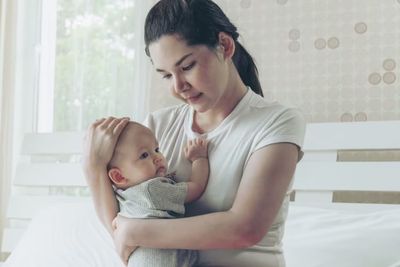 Aman Enggak Sih Ibu Menyusui Jalani Puasa Ramadan? Ini Kata Dokter