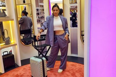 Gaya Elegan dan Berkelas Adinia Wirasti Tenteng Koper Mewah Seharga Belasan Juta