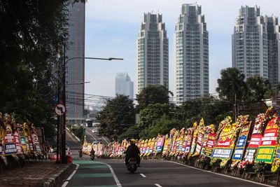 Karangan Bunga Berjejer di Jalan HOS Cokroaminoto, Ada dari Presiden Jokowi, Ini Alasannya