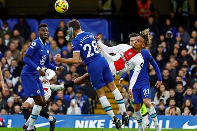 Detik-detik Bek Chelsea KO Usai Kepalanya Kena Tendangan Salto Lawan
