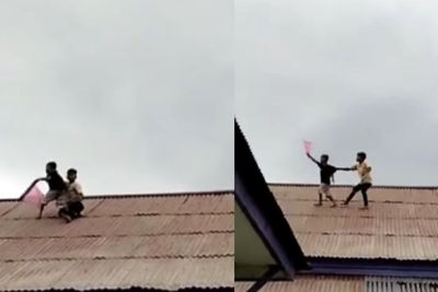 Buset! Demi Layangan Putus Dua Bocil Rela Naik ke Genteng, Rebutan Tanpa Takut Jatuh