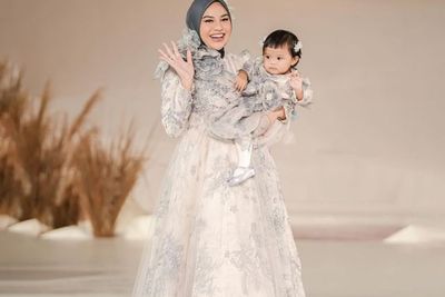 Gemasnya Ameena Ikut Fashion Show Busana Muslim Bareng Mama Aurel, Tangannya Dadah-dadah