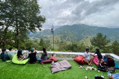 Pemandangan Indah Gunung Nona dari Dante Pine, Destinasi Wisata Viral di Sulawesi Selatan