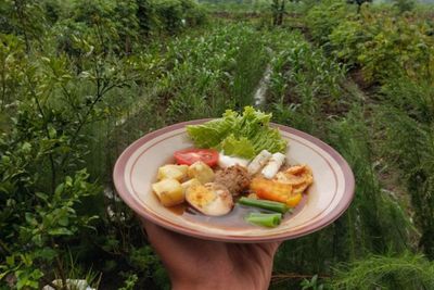 Alumni Teknik Mesin UGM Ini Bisnis Kuliner Selat Solo, Makan di Warungnya Berasa Healing