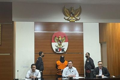 Sempat Buron 7 Bulan, KPK Tahan Bupati Mamberamo Tengah Ricky Ham Pagawak Atas Kasus Suap