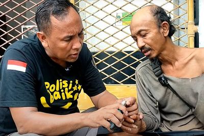 Kisah Mulia Polisi Aipda Purnomo Rawat ODGJ hingga Sembuh dan Gratis di Rumahnya