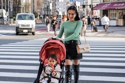 Gaya Modis Shandy Aulia Liburan dan Ngasuh Anak di Jepang, Gita Savitri Menangis Liat Ini!