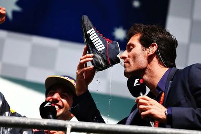 Shoey, Tradisi Minum Alkohol dari Sepatu yang Lazim Dilakukan Orang Australia