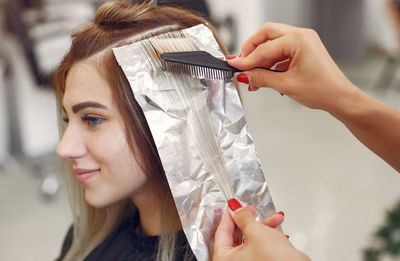 Mewarnai Rambut saat Hamil Boleh atau Tidak? Ini yang Perlu Diperhatikan Bumil