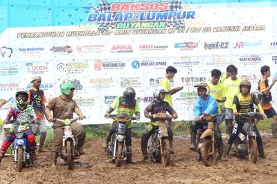 Salut! Balap Lumpur Guyangan Jadi Ajang Baksos Bangun Musala di Jepara
