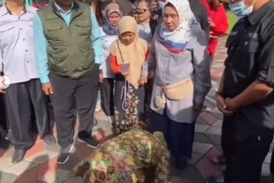 Mensos Risma Sujud di Kaki Guru Penyandang Tunanetra Usai Debat soal Lahan Hibah