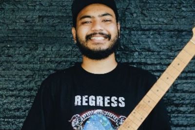 Keren! Pemuda Asal Cianjur Ini Sulap Sampah Plastik Jadi Gitar Bernilai Jual