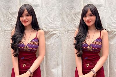Pesona Fanny Soegi Dalam Balutan Gaun Batik Merah Seksi, Dipuji Cantik Spek Anime