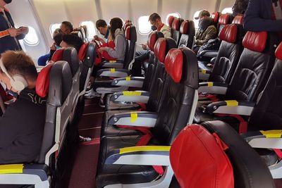 Viral Kursi Pesawat AirAsia Ditempel Lakban Kuning Bikin Penumpang Malu, Ini Kata Maskapai