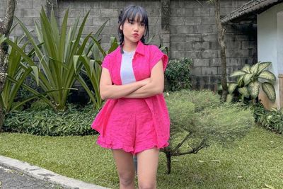 Pakai Baju Serba Pink, Lutut Hitam Fuji Dijulidin Netizen: Dirawat Dong