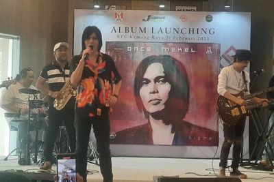 Rilis Album Solo, Once Mekel Gelar Konser Mini di Restoran Fast Food