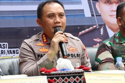 Keroyok Warga dengan Senjata Tajam, 10 Preman di Jakarta Barat Langsung Diringkus Polisi