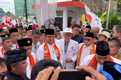 Anies Tiba di Markas PKS untuk Deklarasi Capres, Kenakan Baju Koko dan Kopiah Hitam
