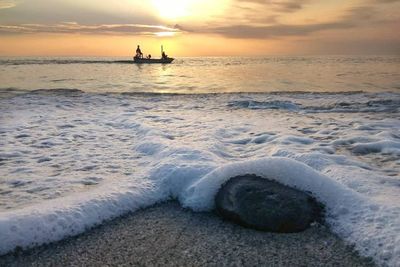 Menikmati Eksotisnya Keindahan Alam di Pantai Kerandangan Lombok, Sunsetnya Menawan!