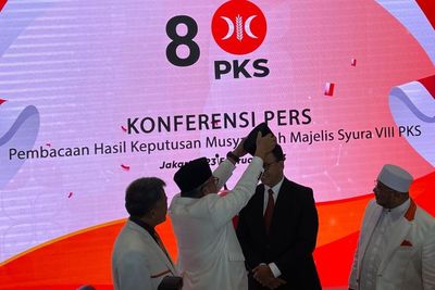 Presiden PKS Pakaikan Anies Baswedan Peci Hitam Usai Deklarasi Bacapres 2024