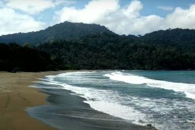Surga Tersembunyi Pantai Bandealit Jember, Ada Mitos Keberadaan Sosok Kerdil di Dalamnya