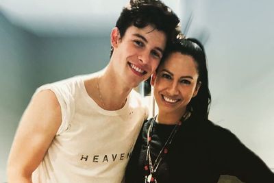 Beda Usia 27 Tahun, Shawn Mendes Diisukan Pacaran dengan Dokter Chiropractic Lebih Tua