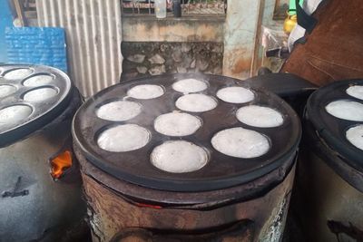 Serabi Lak-lak, Jajanan Khas Lombok yang Dimasak Tradisional Pakai Tungku
