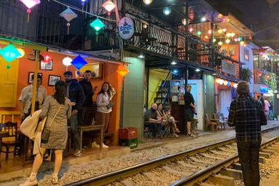 Hanoi Train Street: Tawarkan Sensasi Ngopi di Pinggir Rel Kereta yang Jadi Tujuan Turis