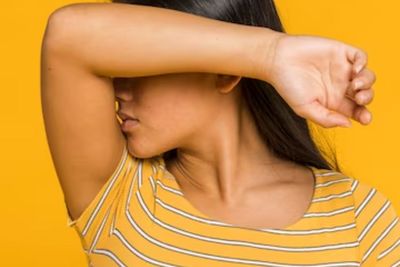 3 Cara Mencerahkan Area Lipatan Hitam Paling Efektif, Pakai Ini!