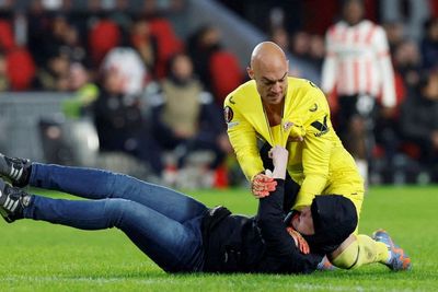 Dipukul Fans Lawan, Kiper Sevilla Ini Langsung Tunjukkan Pitingan Ala Petarung UFC