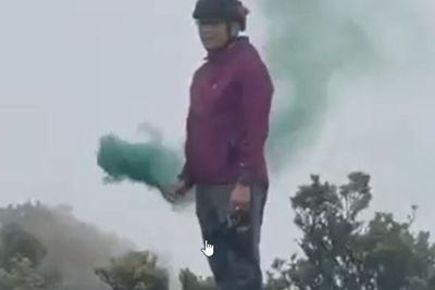 Pendaki yang Nyalakan Smoke Bomb di Gunung Gede Terancam Penjara dan Denda Rp50 Juta