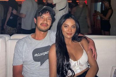 Pakai Baju Seksi, Erika Carlina Pamer Pose Mesra Dirangkul Morgan Oey