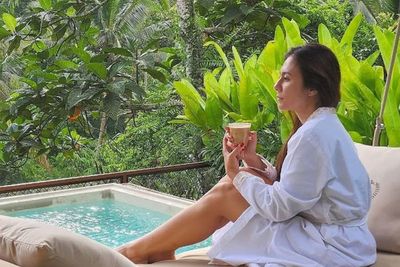 Pose Aduhai Wulan Guritno Melamun di Kolam Renang Netizen Kepo Sama Kopinya