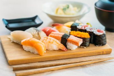 Jadi Tradisi Kuliner, Ini Alasan Orang Jepang Suka Makan Ikan dan Daging Mentah