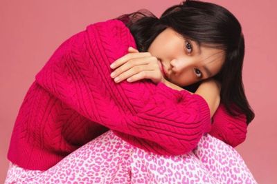 Jenaka Mahila Debut ke Industri Musik Lewat Single Perdana Peace Peace Peace