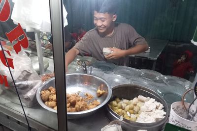Curhat Penjual Batagor Legendaris di Tulungagung, Gak Naikkan Harga Walau Minyak Langka