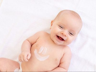 Jaga Kesehatan Kulit si Kecil Gak Cuma Skincare-nya, Perhatikan Hal Ini