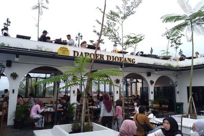 M District, Kafe-Resto dengan Konsep Open Air Tempat Nongkrong Hits Anak Depok
